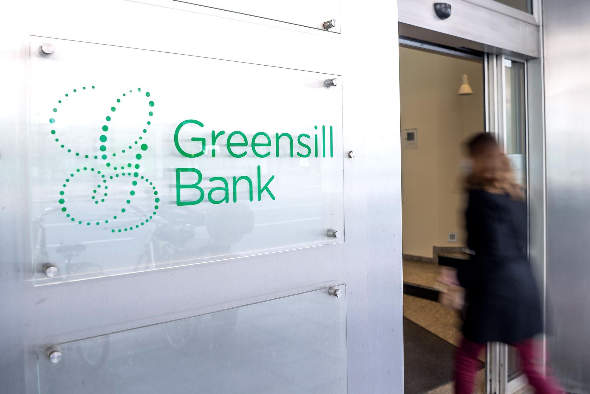 Ein Schild mit dem Firmennamen „Greensill Bank“ hängt am Eingang der Bremer Privatbank.