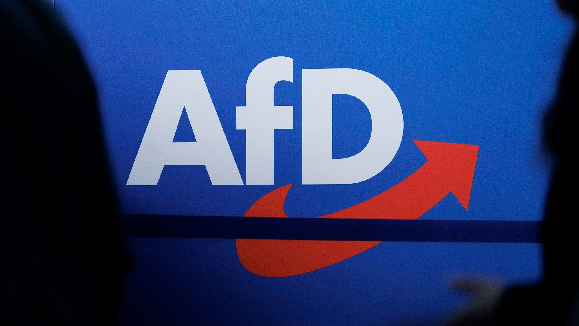 Das Parteilogo der AfD ist auf einer Plakatwand zu sehen.