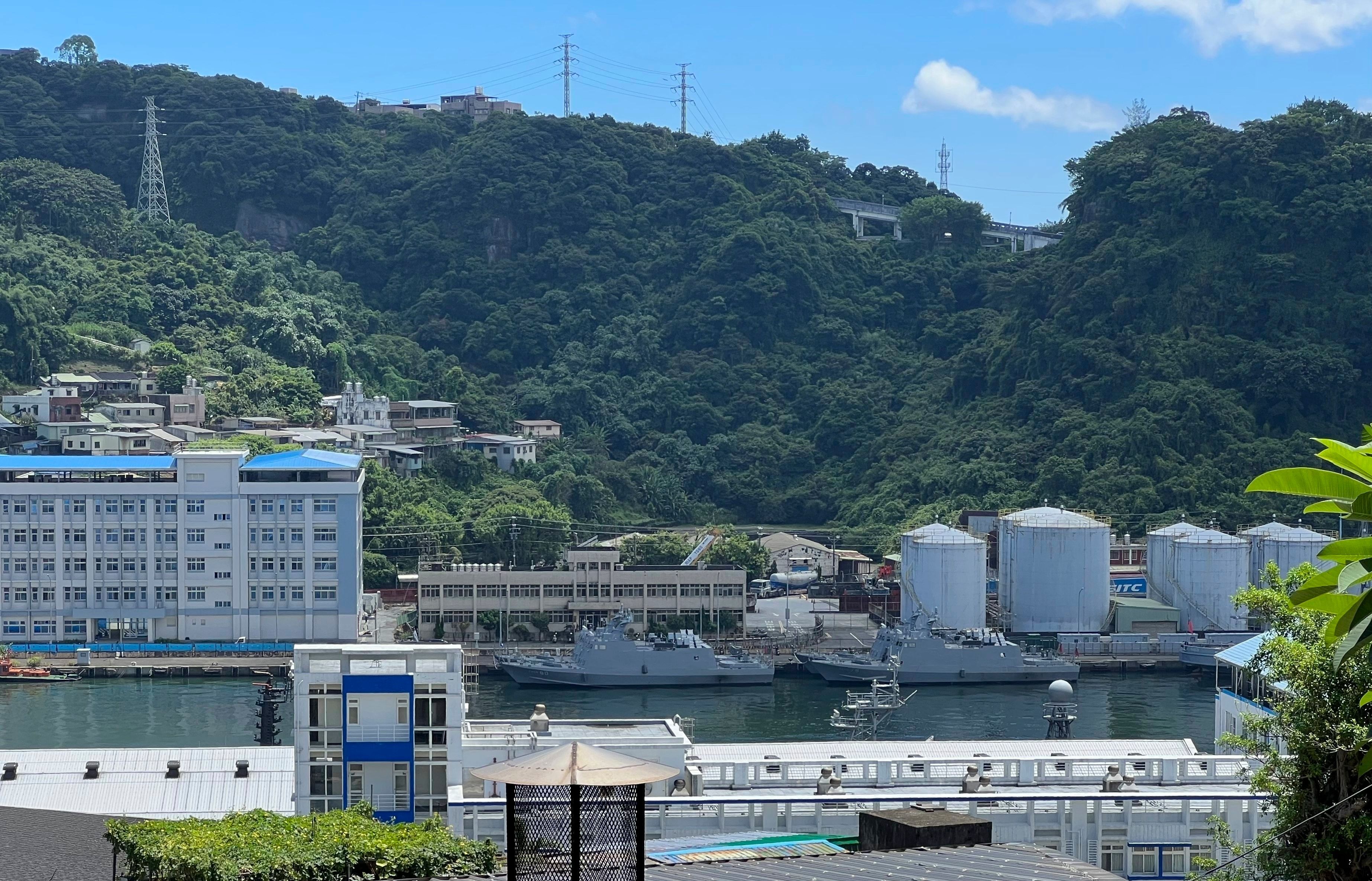 Taiwanische Militärschiffe liegen im Hafen von Keelung.