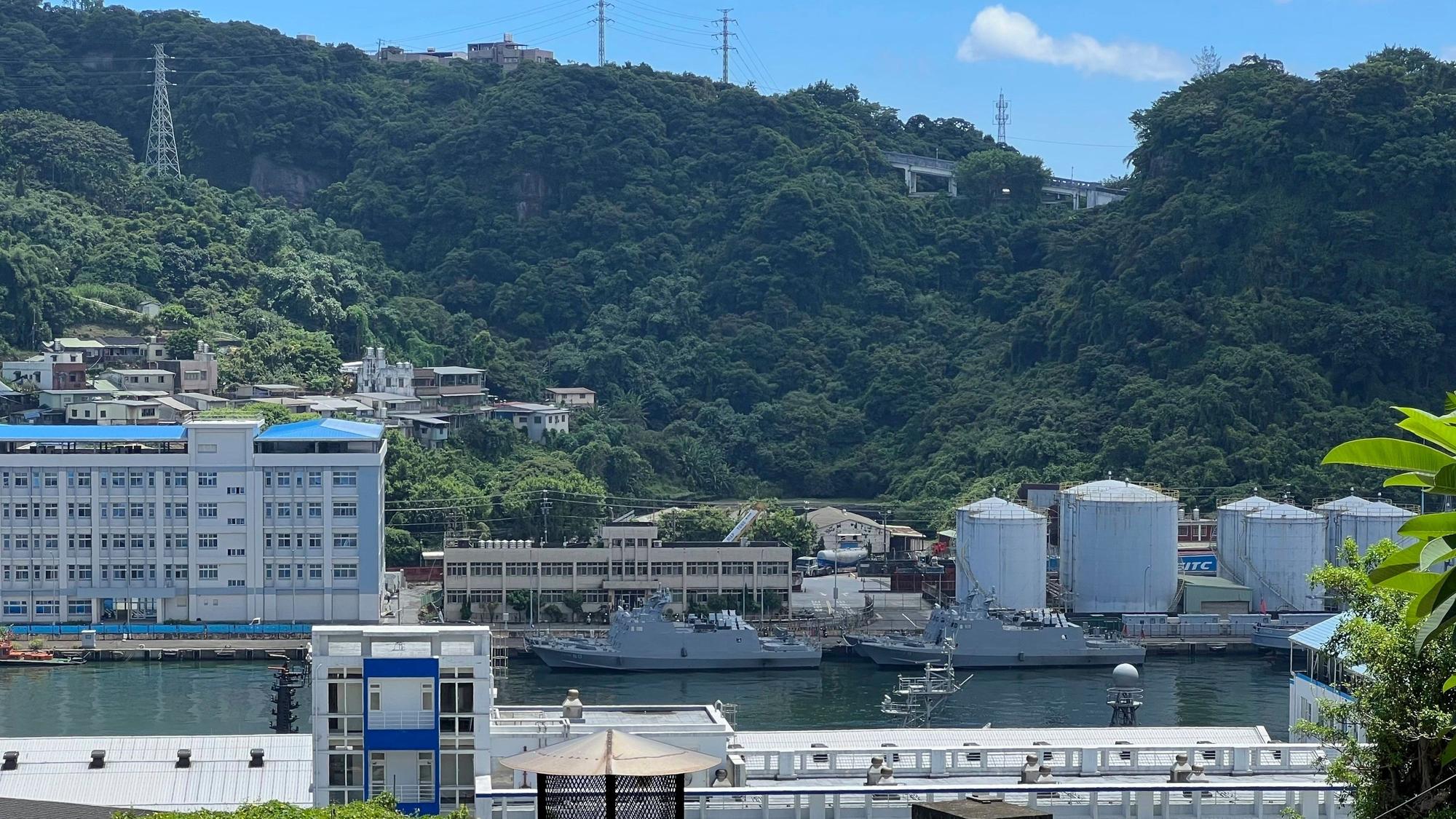 Taiwanische Militärschiffe liegen im Hafen von Keelung.