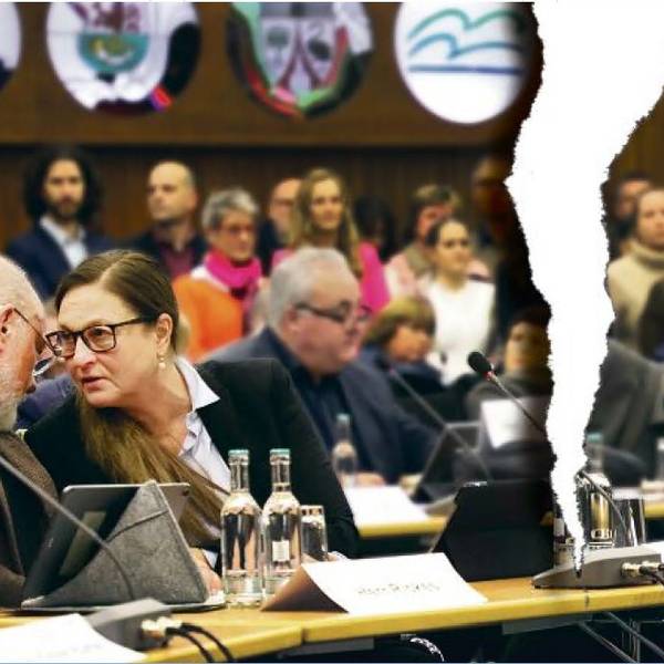 Politiker sitzen am Abend des 7. Dezember 2023 in der Kreistagssitzung im rheinisch-bergischen Kreishaus am Rübezahlwald in Bergisch Gladbach.