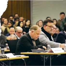 Politiker sitzen am Abend des 7. Dezember 2023 in der Kreistagssitzung im rheinisch-bergischen Kreishaus am Rübezahlwald in Bergisch Gladbach.