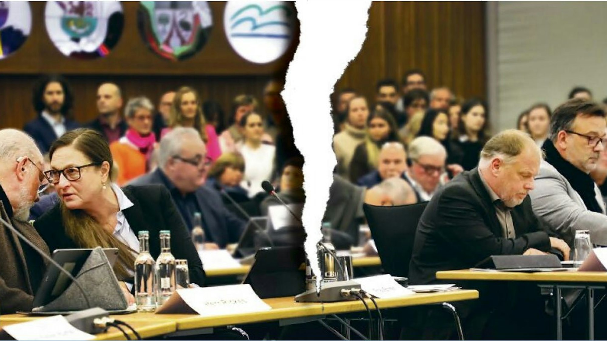 Politiker sitzen am Abend des 7. Dezember 2023 in der Kreistagssitzung im rheinisch-bergischen Kreishaus am Rübezahlwald in Bergisch Gladbach.