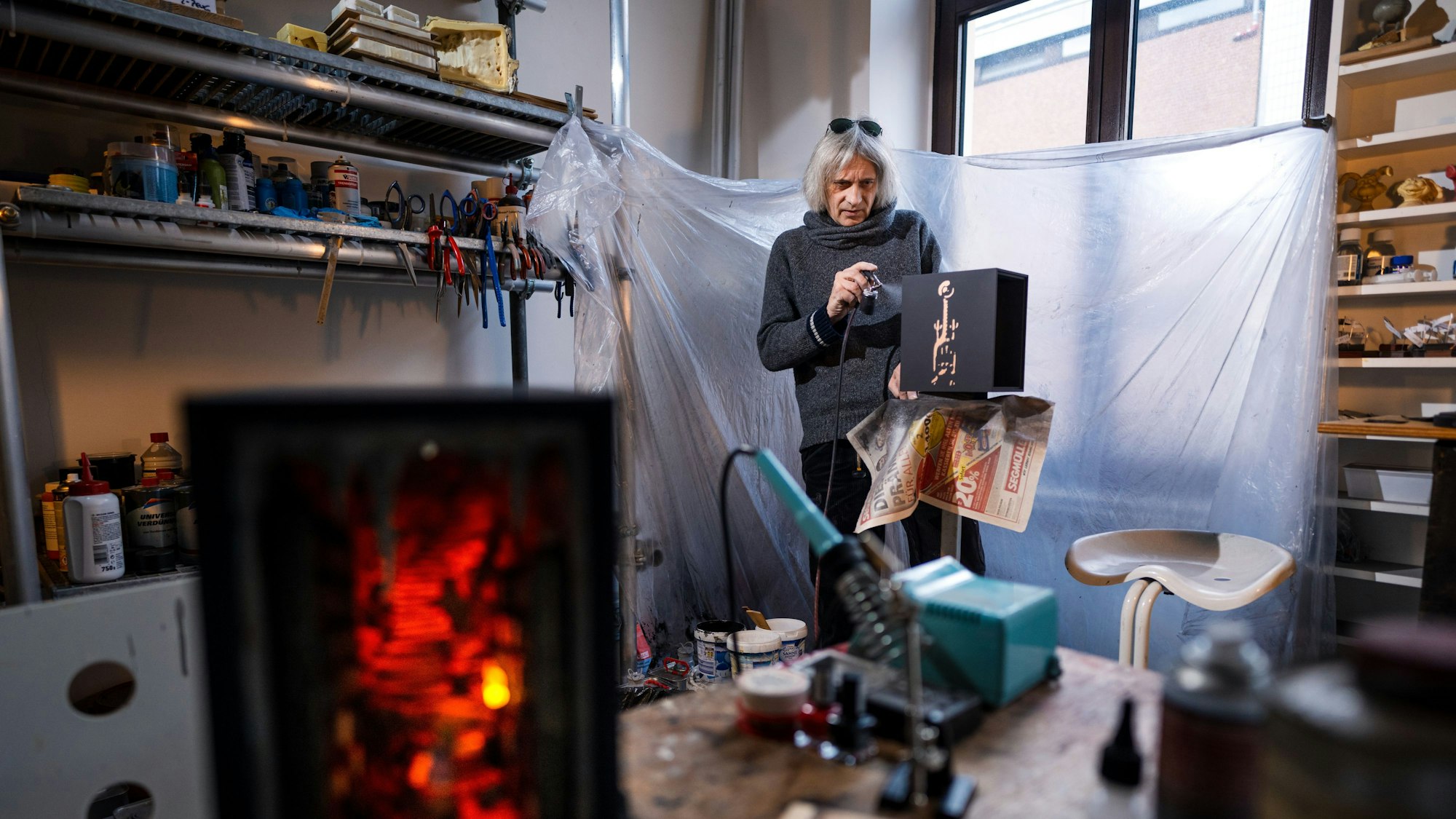 Mit viel Liebe zum Detail: Carsten Sommer bei der Arbeit in seinem Atelier.