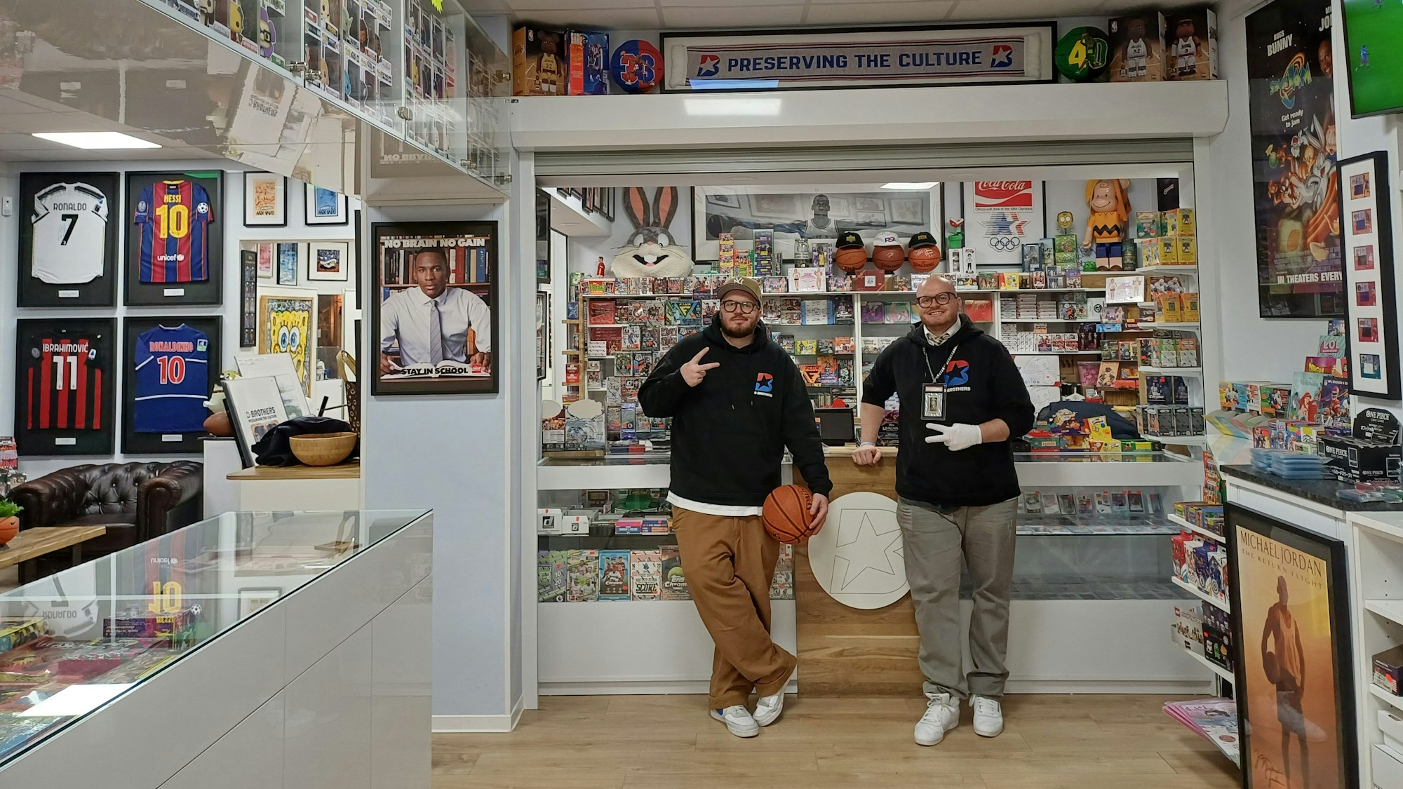 Vor zwei Jahren eröffneten sie im Zentrum von Langenfeld ihren eigenen Laden für Sammelkarten.