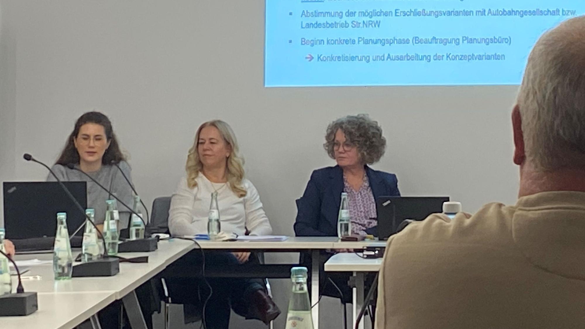 Ingenieurin Svenja Gest (l.) vom Ingenieurbüro Isaplan sitzt im Ratssaal der Gemeinde Weilerswist und stellt dem Rat per Powerpoint-Präsentation Konzepte gegen das Verkehrschaos auf der Robert-Bosch-Straße vor.