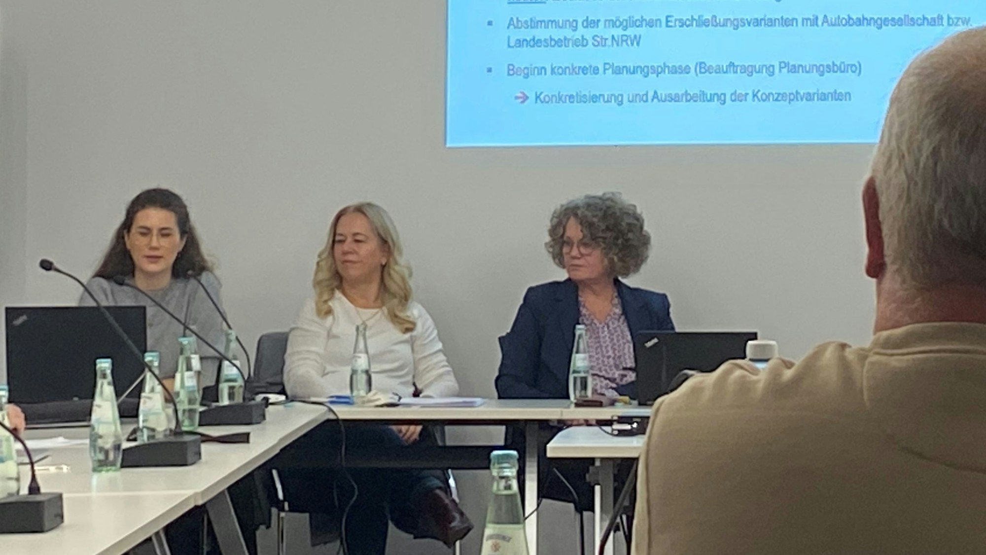 Ingenieurin Svenja Gest (l.) vom Ingenieurbüro Isaplan sitzt im Ratssaal der Gemeinde Weilerswist und stellt dem Rat per Powerpoint-Präsentation Konzepte gegen das Verkehrschaos auf der Robert-Bosch-Straße  vor.