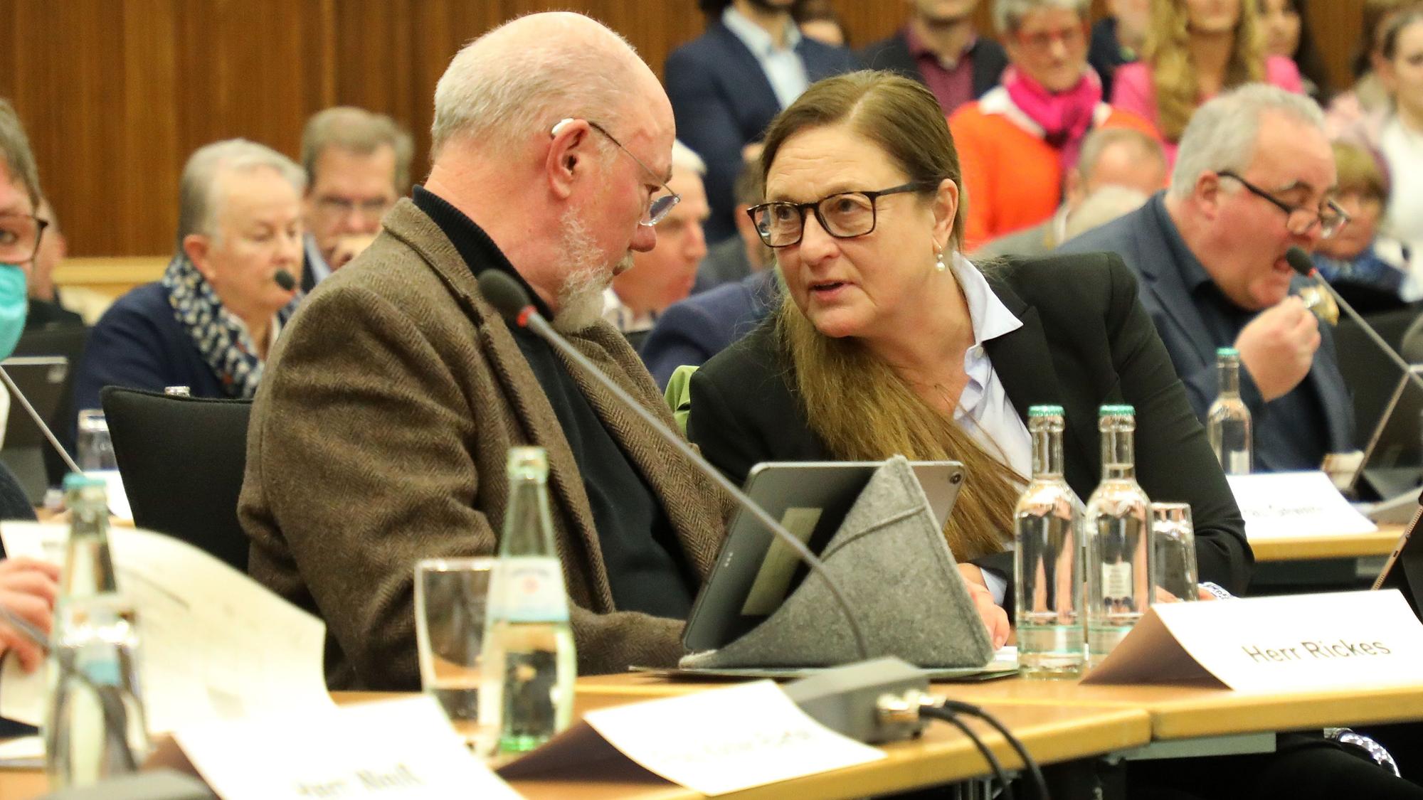 Zwei Politiker sprechen an einem Tisch in der Kreistagssitzung des Rheinisch-Bergischen Kreises am 7. Dezember 2023.