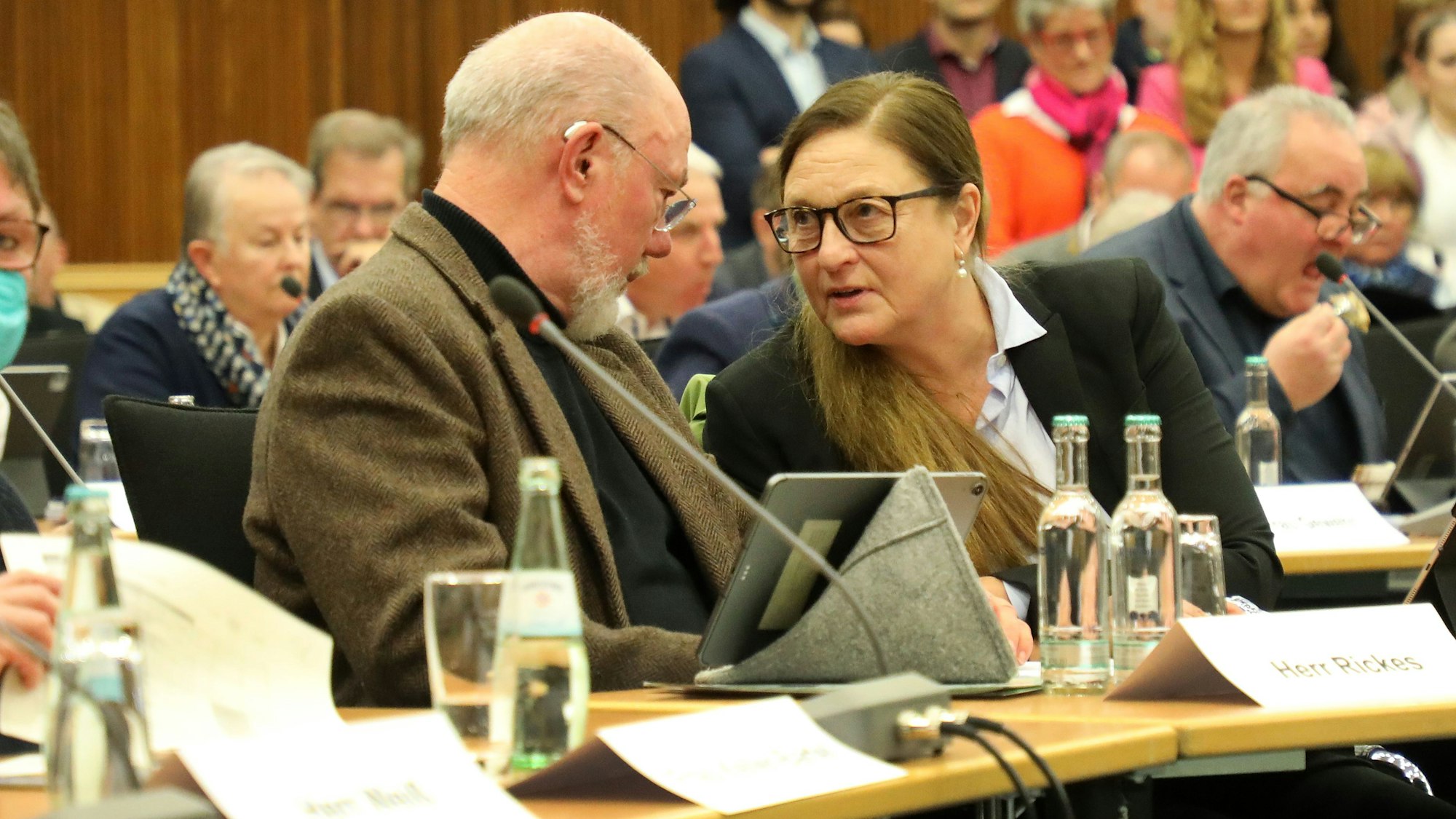 Zwei Politiker sprechen an einem Tisch in der Kreistagssitzung des Rheinisch-Bergischen Kreises am 7. Dezember 2023.