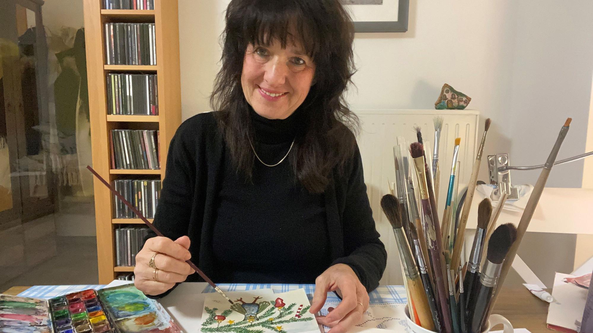 Maya-Carmen Krämer aus Reichshof-Eckenhagen sammelt Geld für die in Waldbröl ansässige Tagen Oberberg-Süd: Zurzeit verkauft sie Karten mit weihnachtlichen Motiven. Unser Bild zeigt sie bei der kreativen Arbeit.