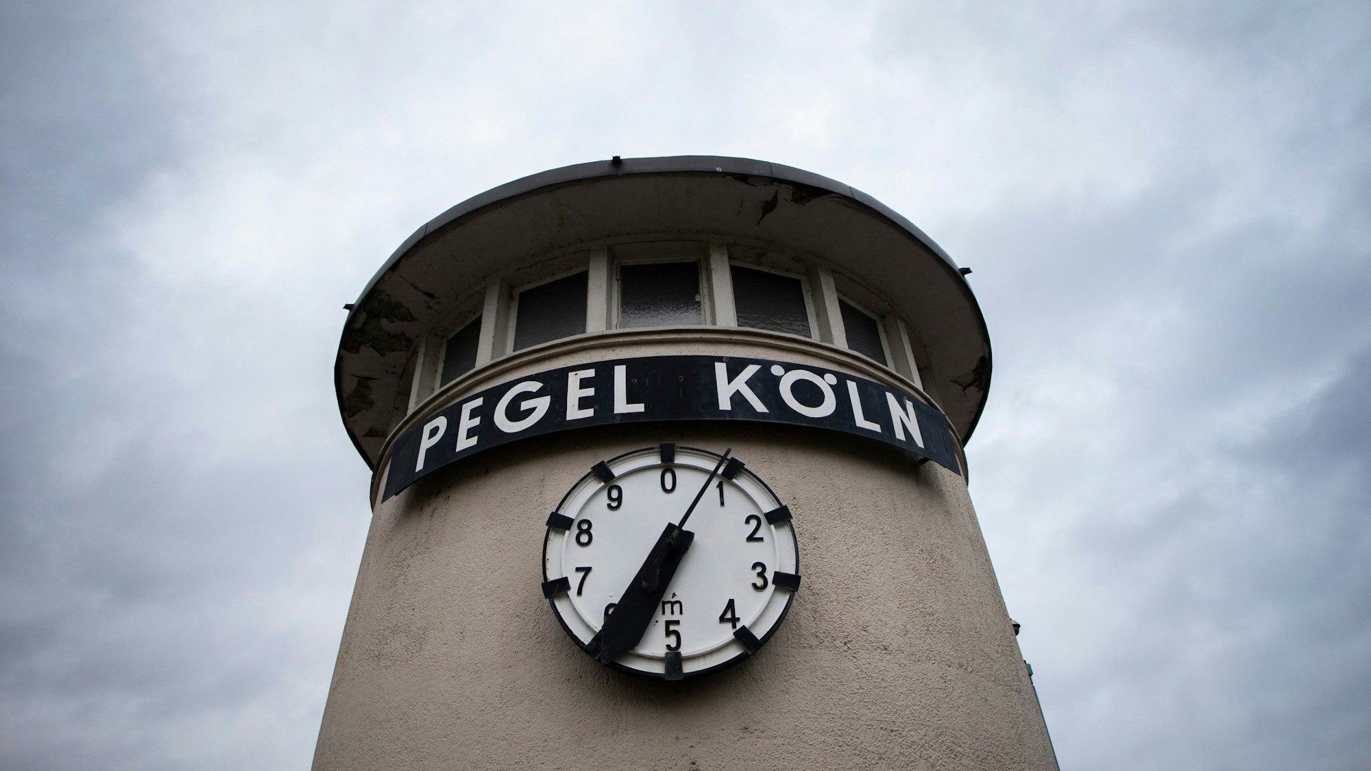 Der Rheinpegel in Köln steigt.