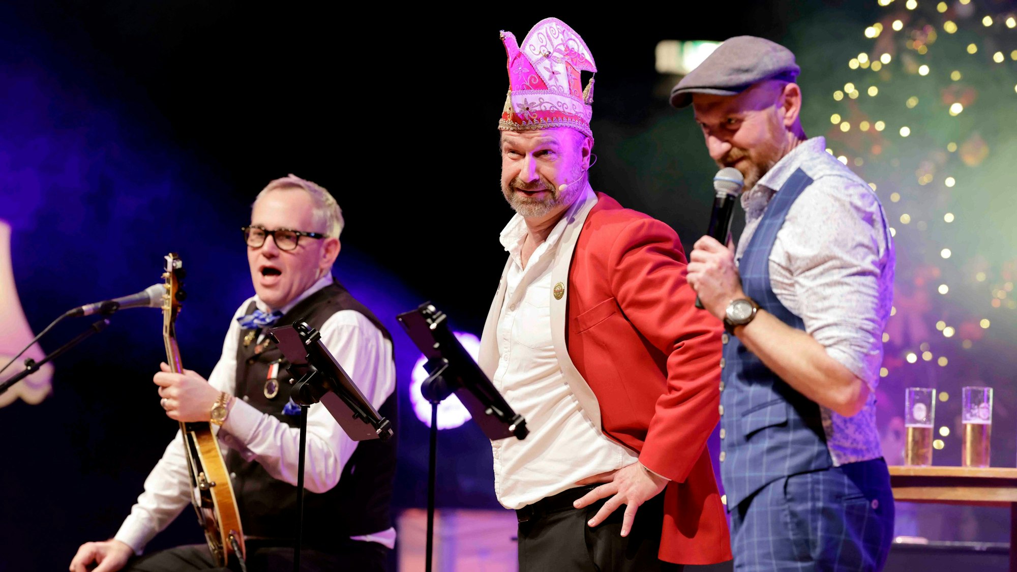 In Weihnachtsstimmung: Das „Herrengedeck“ mit Jörg P. Weber (v.l.), Volker Weininger und Martin Schopps bei seiner Show „Schöne Bescherung“ in der Stadthalle in Mülheim.