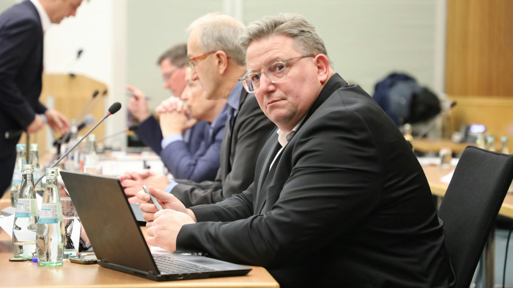 Dezernent Markus Fischer (CDU) sitzt bei einer Kreistagssitzung im Kreishaus Am Rübezahlwald am Tisch der Verwaltung.