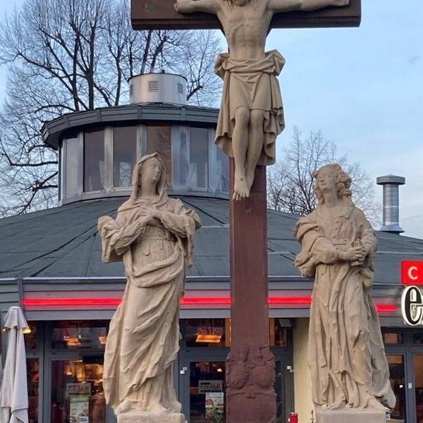 Die Christusfigur am Kalvarienberg. Ein Arm fehlt.