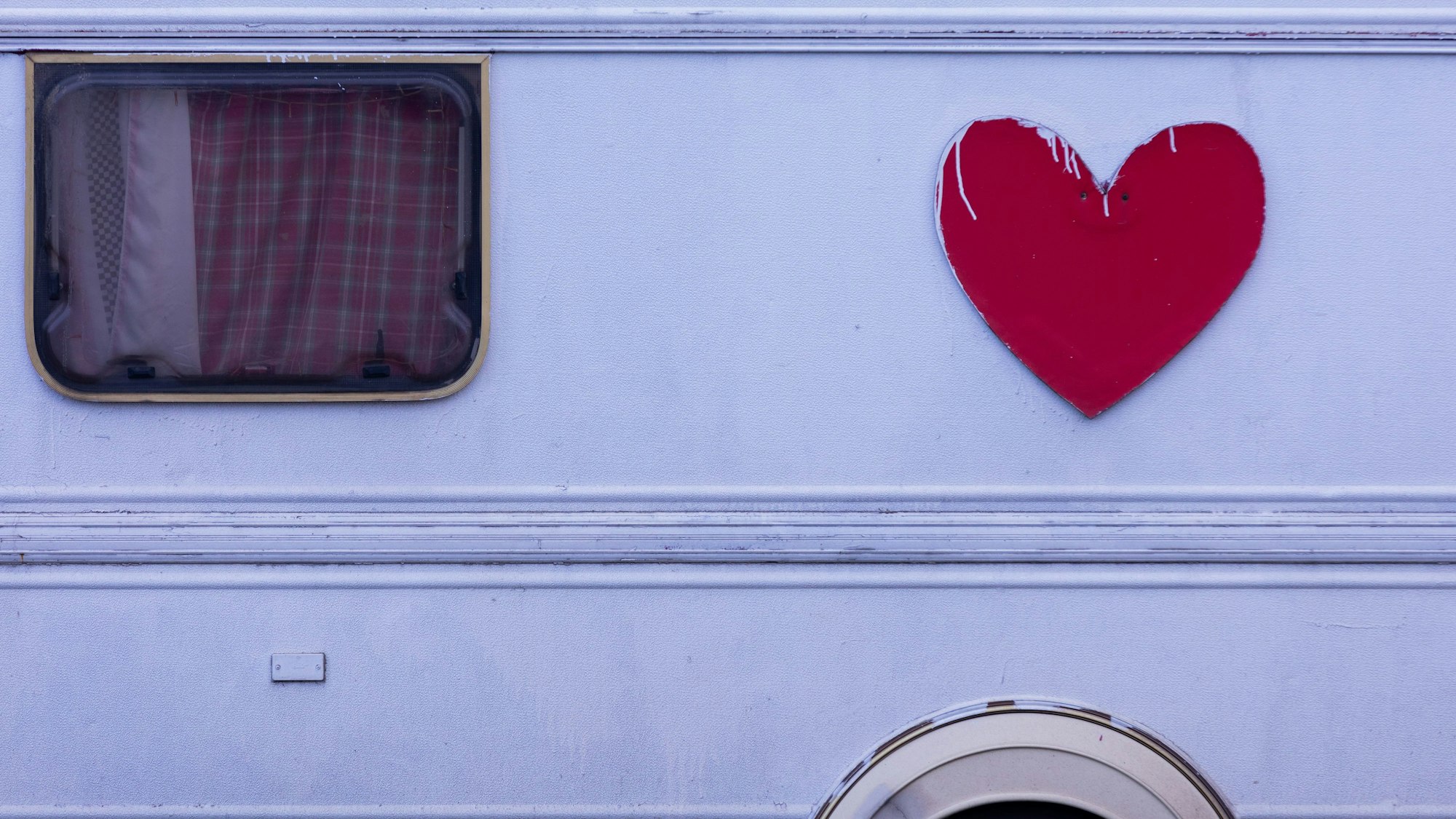 Ein Herz klebt an einem Wohnwagen von Sexarbeiterinnen an einer Straße am Straßenstrich am Eifeltor.