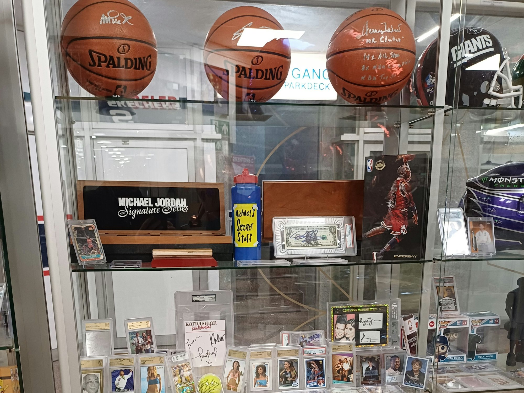 Die Vitrinen im B-Brothers Store in Langenfeld sind voller Sammlerstücke.