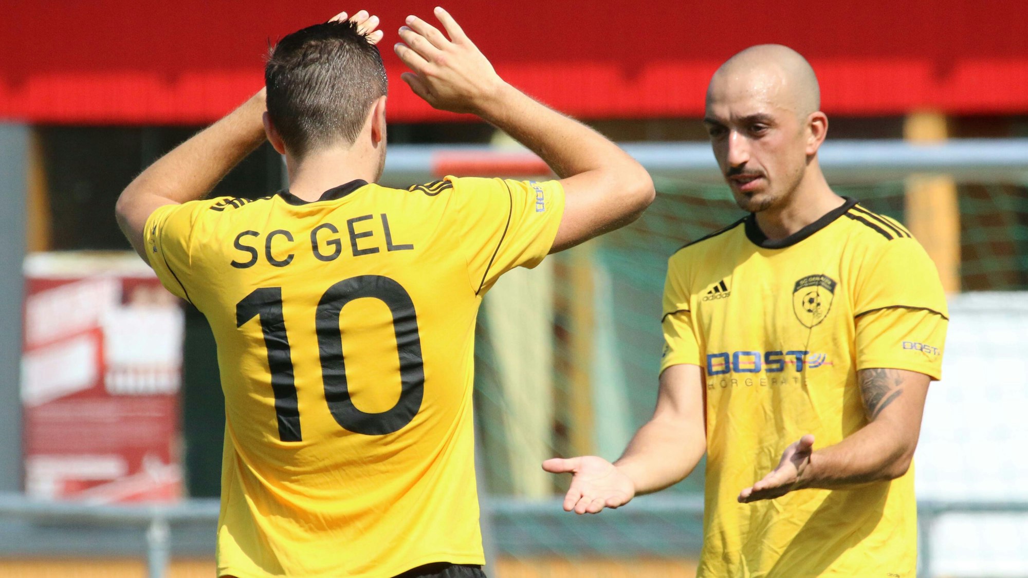 Erftstadt-Lechenichs Fußballer Memo Sahin klatscht mit einem Mitspieler mit der Nummer 10 ab.