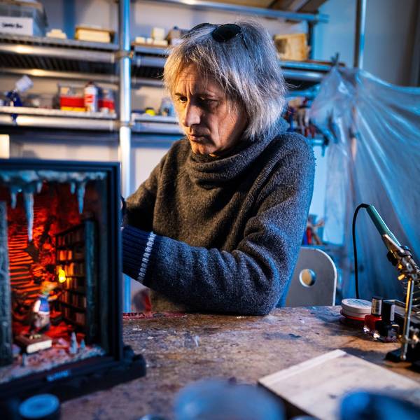 Mit viel Liebe zum Detail: Carsten Sommer bei der Arbeit in seinem Atelier.