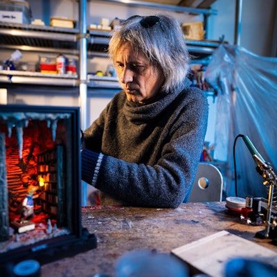 Mit viel Liebe zum Detail: Carsten Sommer bei der Arbeit in seinem Atelier.