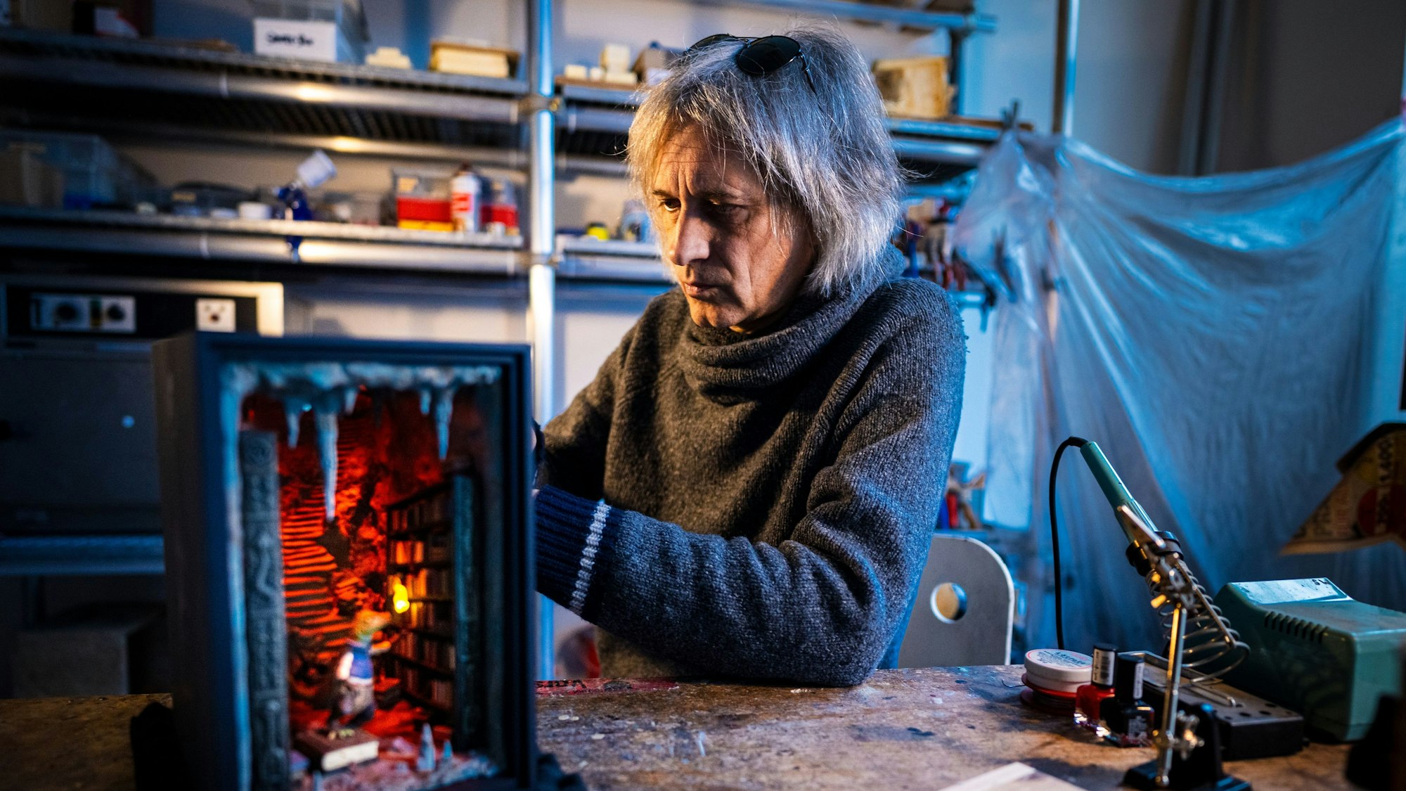 Mit viel Liebe zum Detail: Carsten Sommer bei der Arbeit in seinem Atelier.