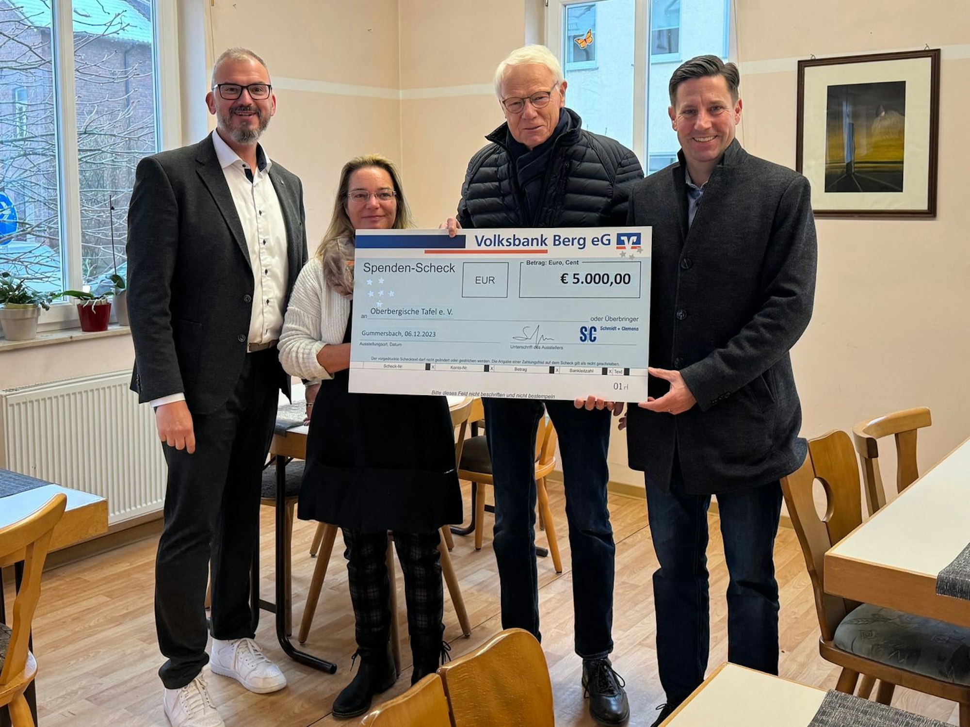 Tanja Bremen und Ulrich Pfeiffer halten einen großen Spendenscheck in Händen, links und rechts flankieren sie Vertreter der Firma Schmidt und Clemens.