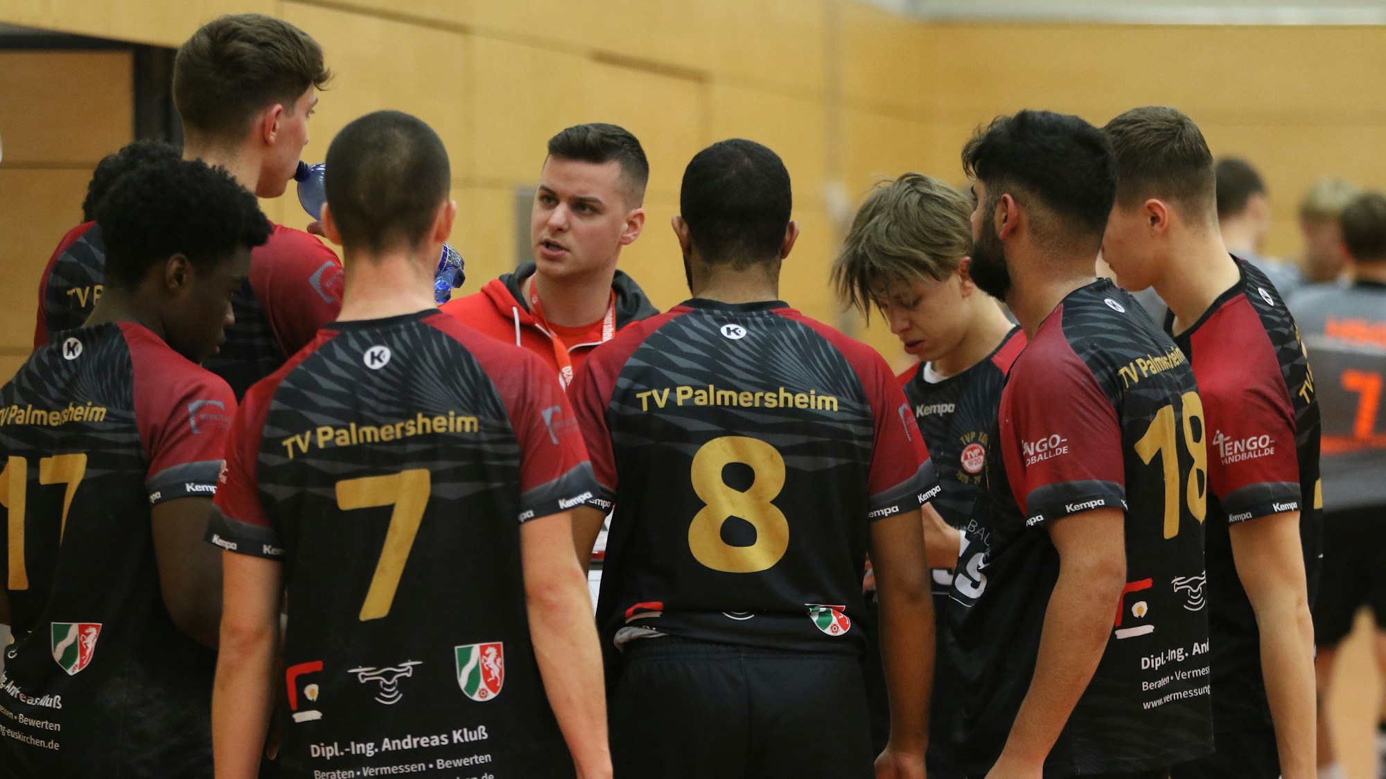 Der Palmersheimer A-Jugend-Trainer Marco Mayer wird während eines Timeouts von seinen Spielern umringt.