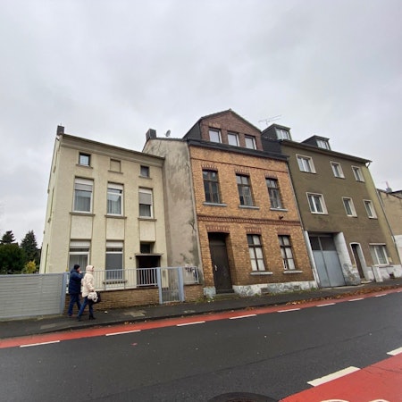 Zu sehen sind drei alte Gebäude, die für das Neubauprojekt weichen werden.