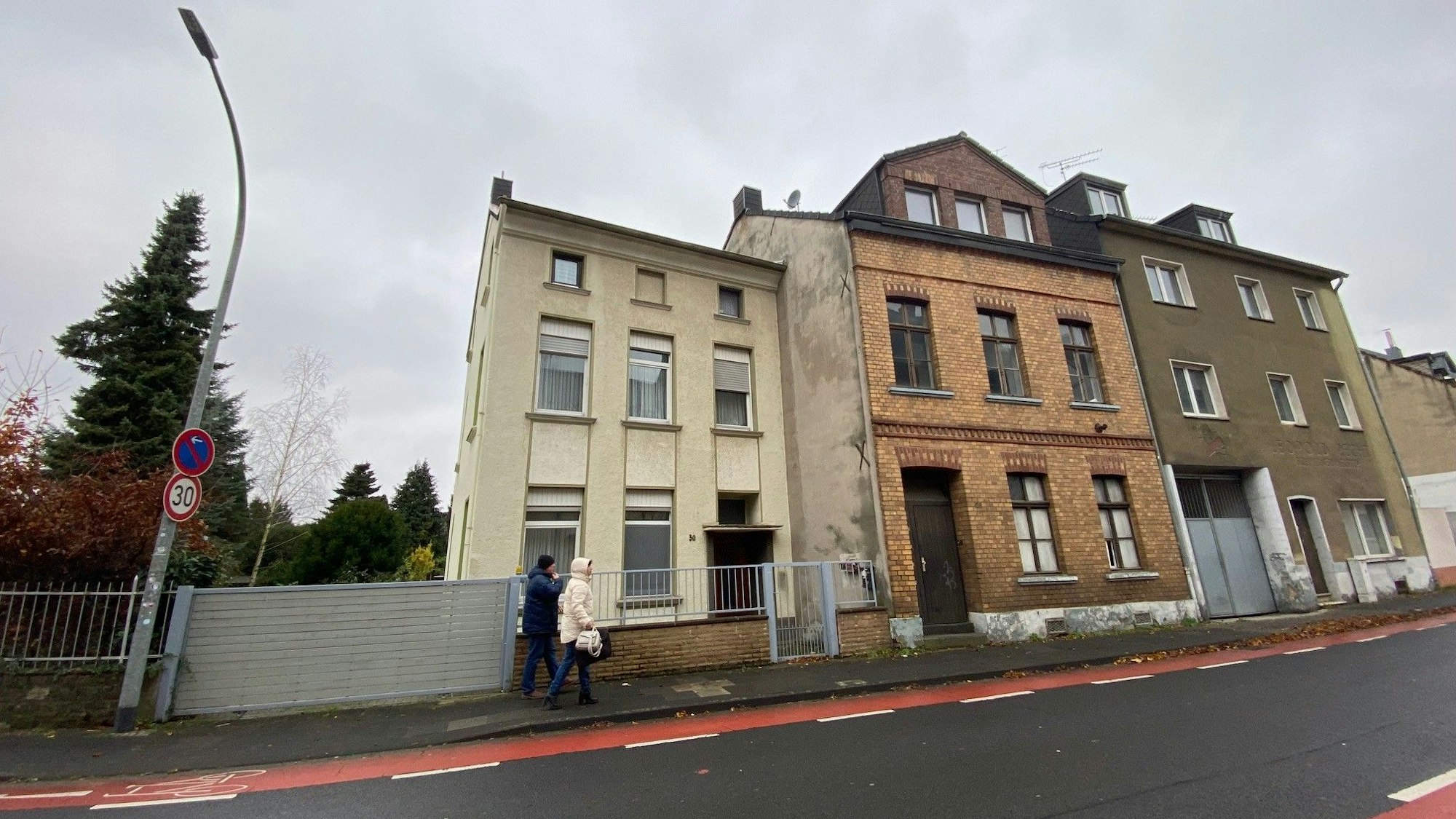 Zu sehen sind drei alte Gebäude, die für das Neubauprojekt weichen werden.