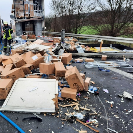 Kartons liegen auf der Autobahn, die Feuerwehr ist vor Ort.