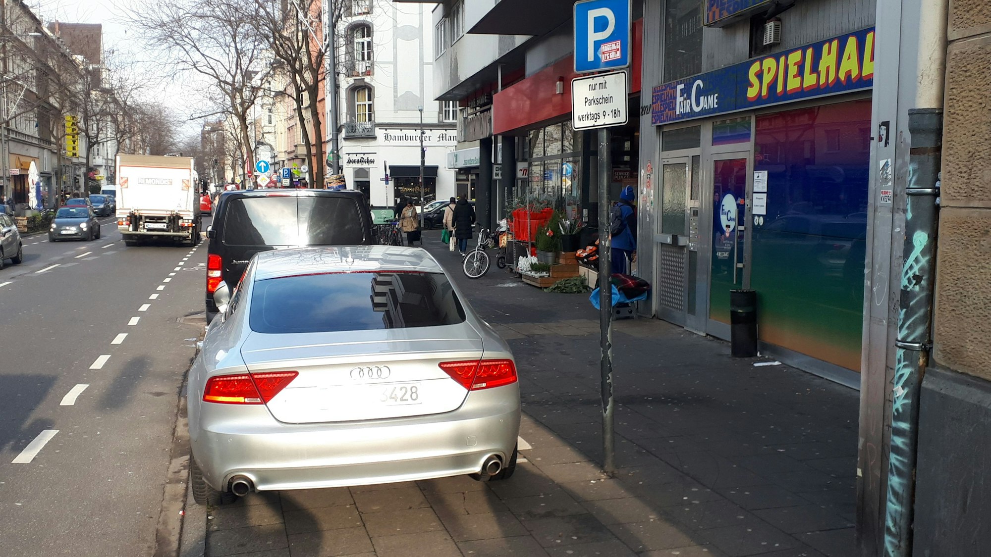 Ein silbernes Auto steht auf einem Pkw-Stellplatz