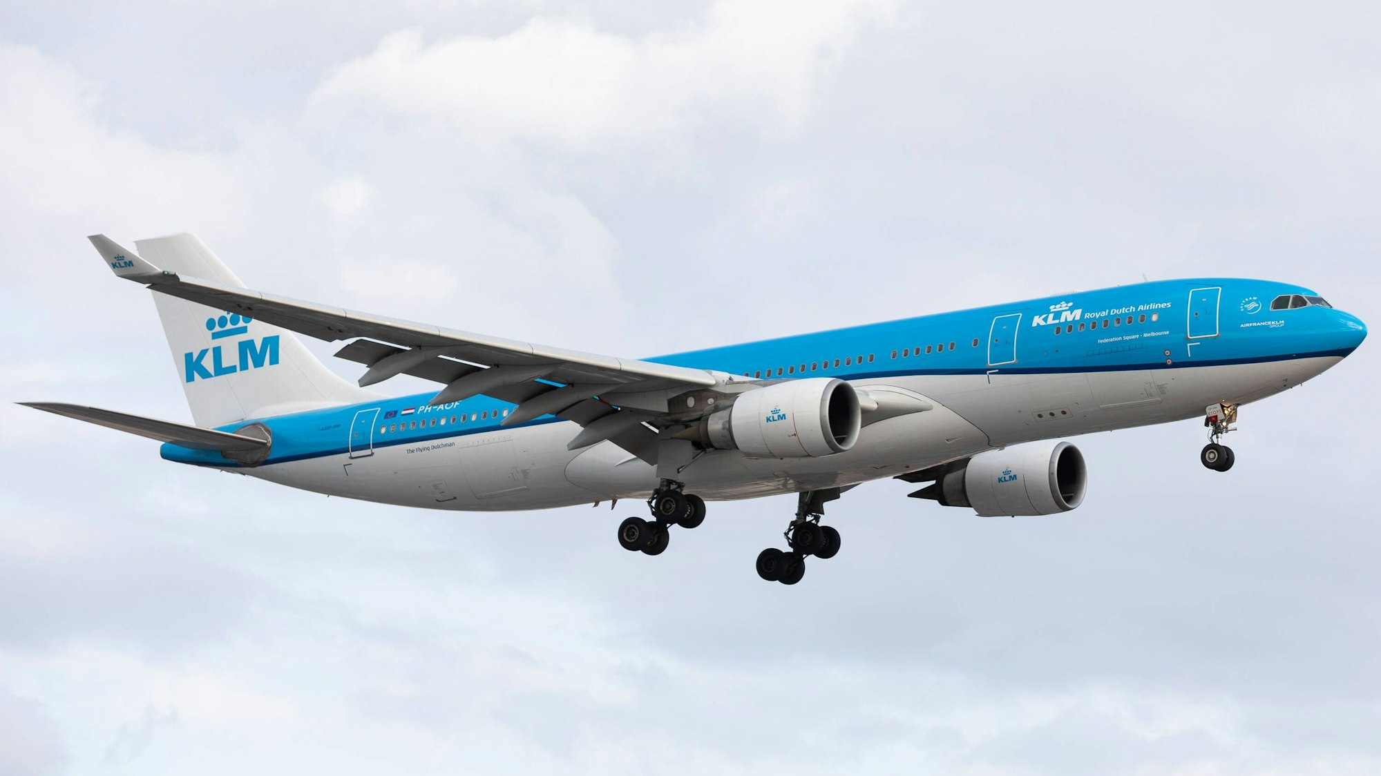 Ein Airbus A330 der niederländischen Fluggesellschaft KLM im Landeanflug. (Symbolbild)