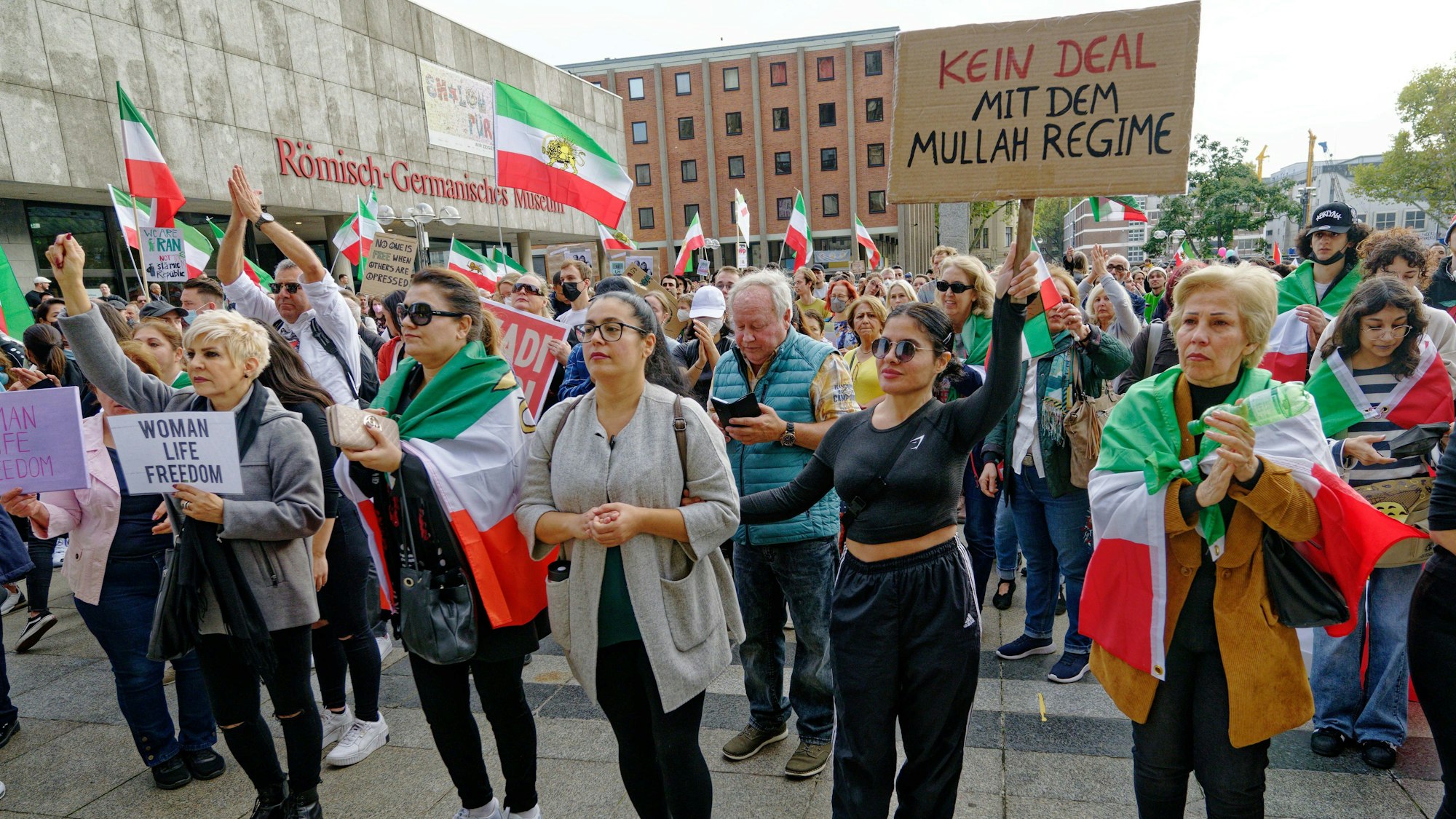 Köln: Mehrere Tausend Menschen bekunden bei einer Demonstration in der Köner Innenstadt ihre Solidarität mit den Protestierenden im Iran.