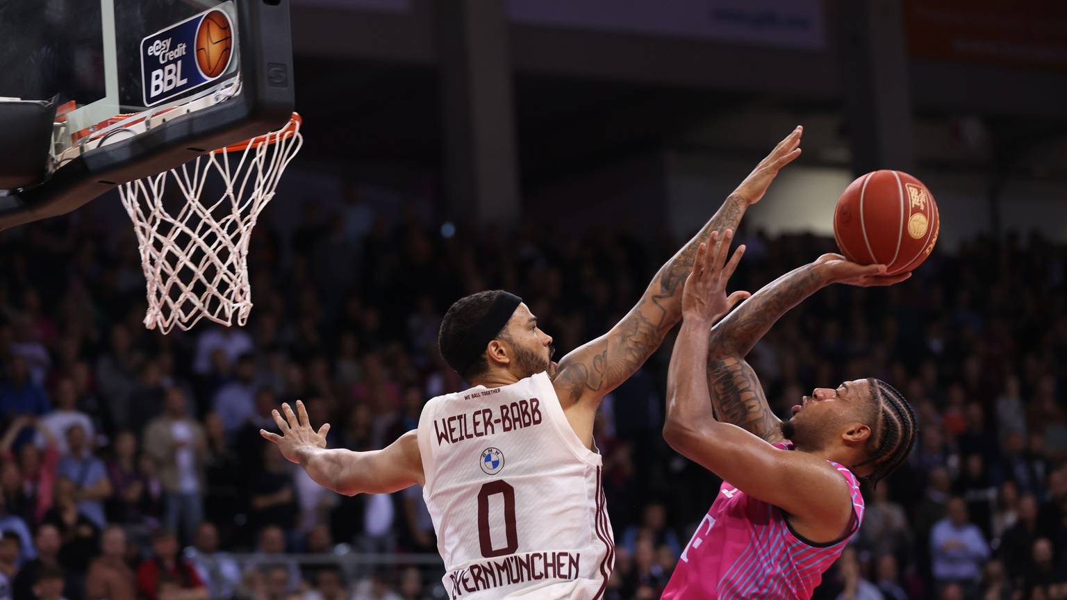 Treffen Sonntag wieder aufeinander: Bonns Savion Flagg (r.) und Münchens Nick Weiler-Babb.