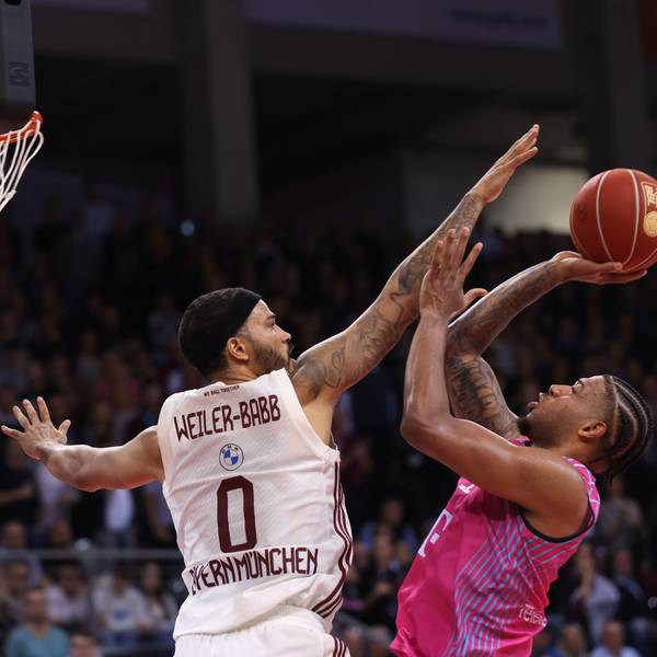 Treffen Sonntag wieder aufeinander: Bonns Savion Flagg (r.) und Münchens Nick Weiler-Babb.