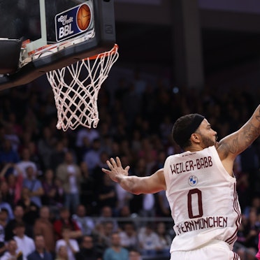 Treffen Sonntag wieder aufeinander: Bonns Savion Flagg (r.) und Münchens Nick Weiler-Babb.