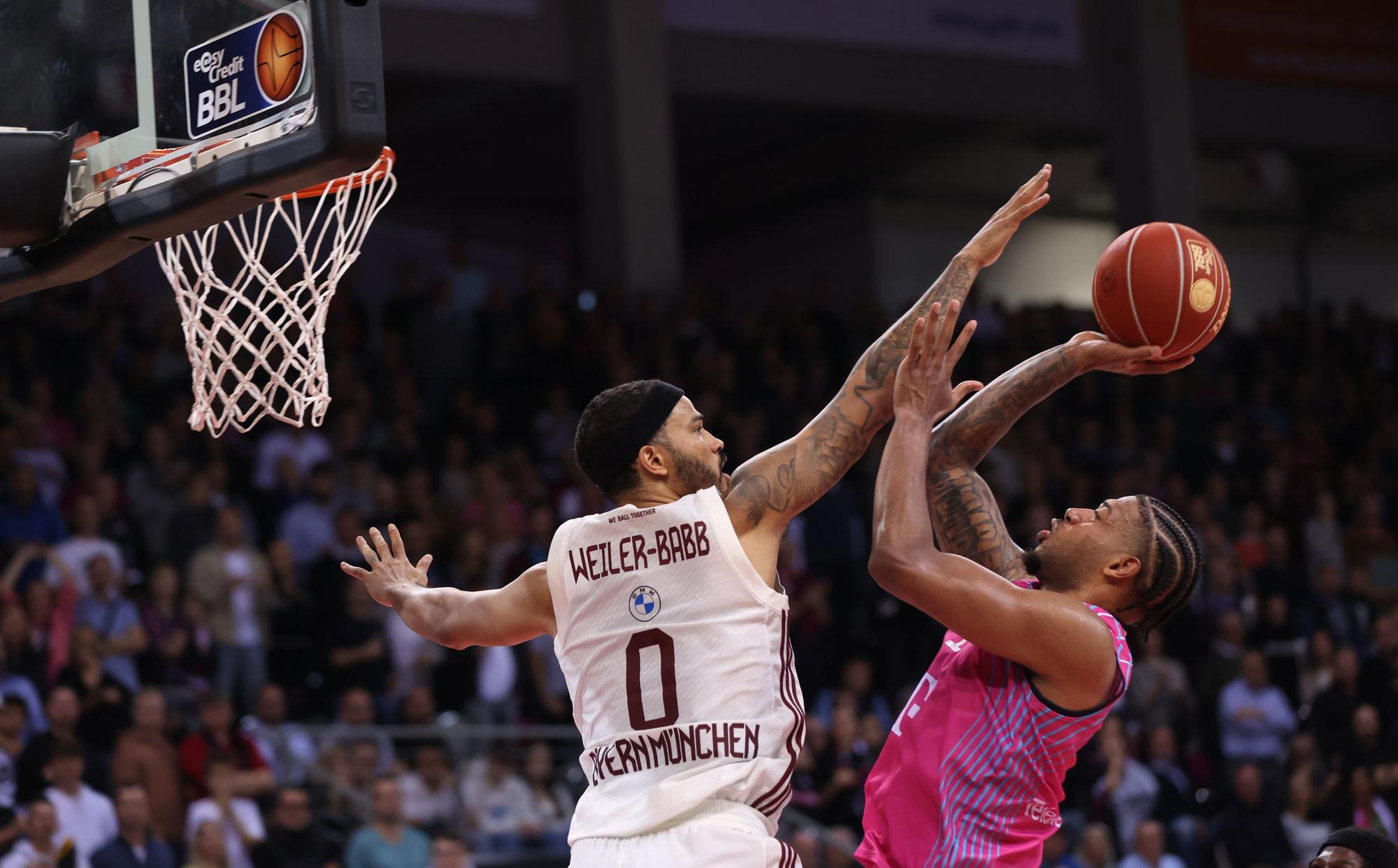 Treffen Sonntag wieder aufeinander: Bonns Savion Flagg (r.) und Münchens Nick Weiler-Babb.