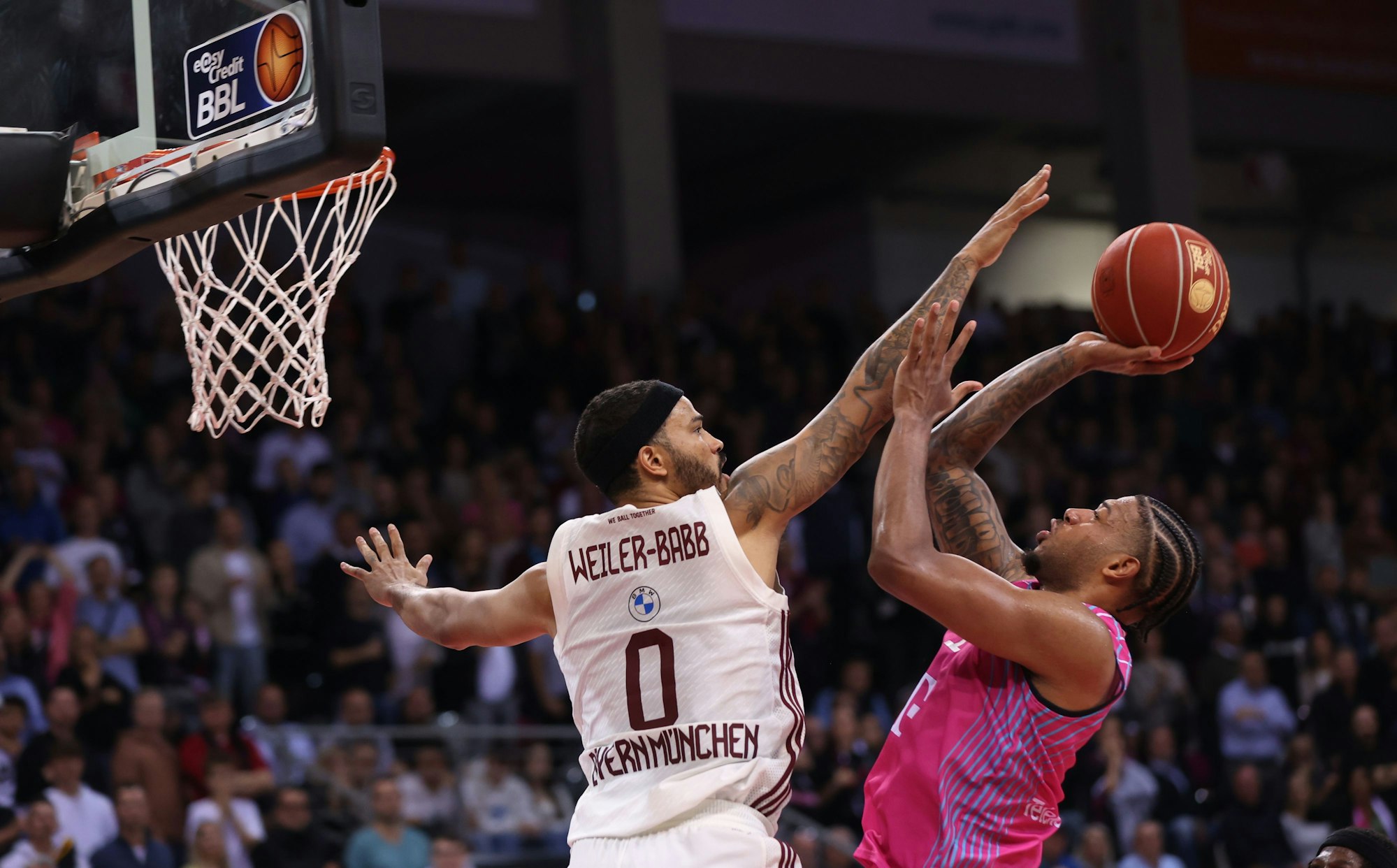 Treffen Sonntag wieder aufeinander: Bonns Savion Flagg (r.) und Münchens Nick Weiler-Babb.