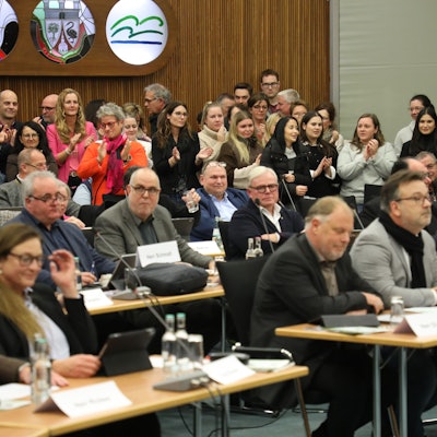 Applaus im Zuschauerraum, betretene Mienen bei CDU und Grünen