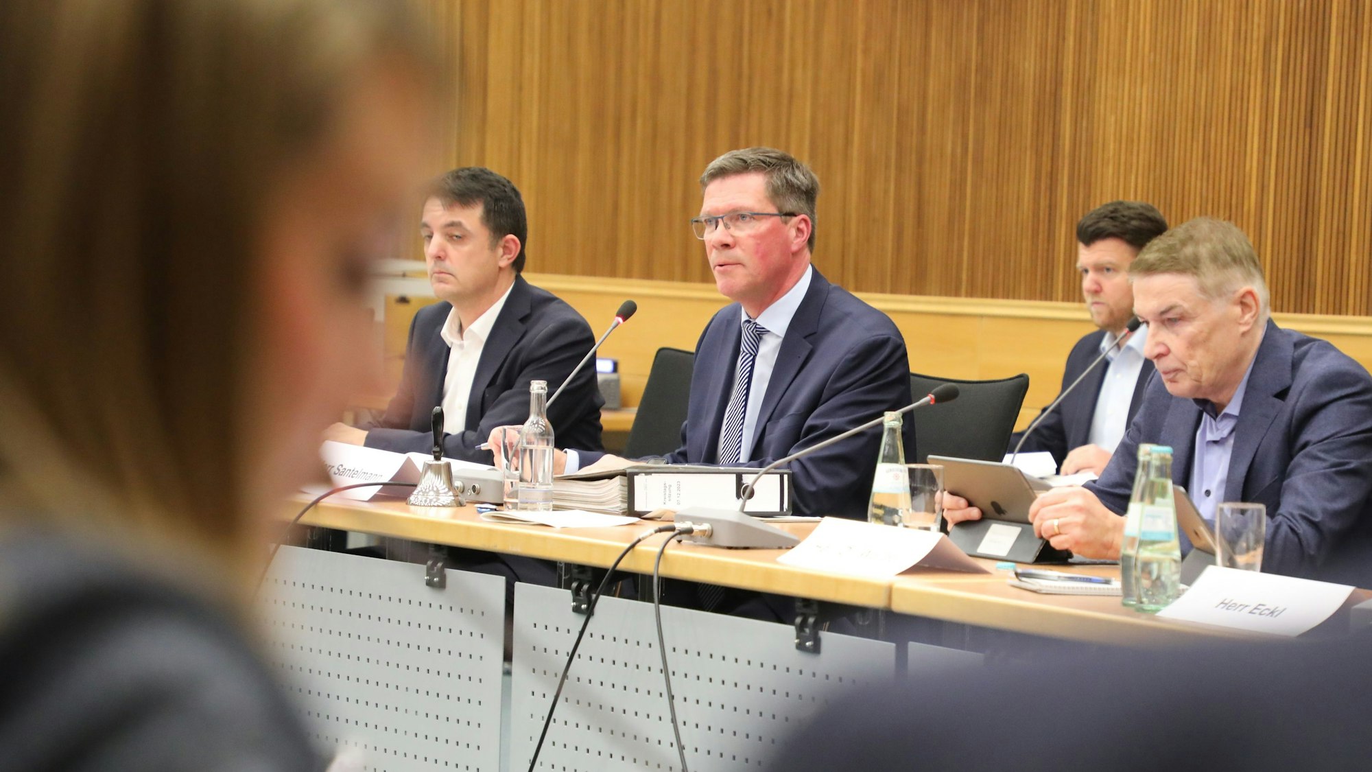 Landrat Stephan Santelmann sitzt am Sitzungsleitungstisch des Kreistags im Kreishaus am Rübezahlwald in Bergisch Gladbach.
