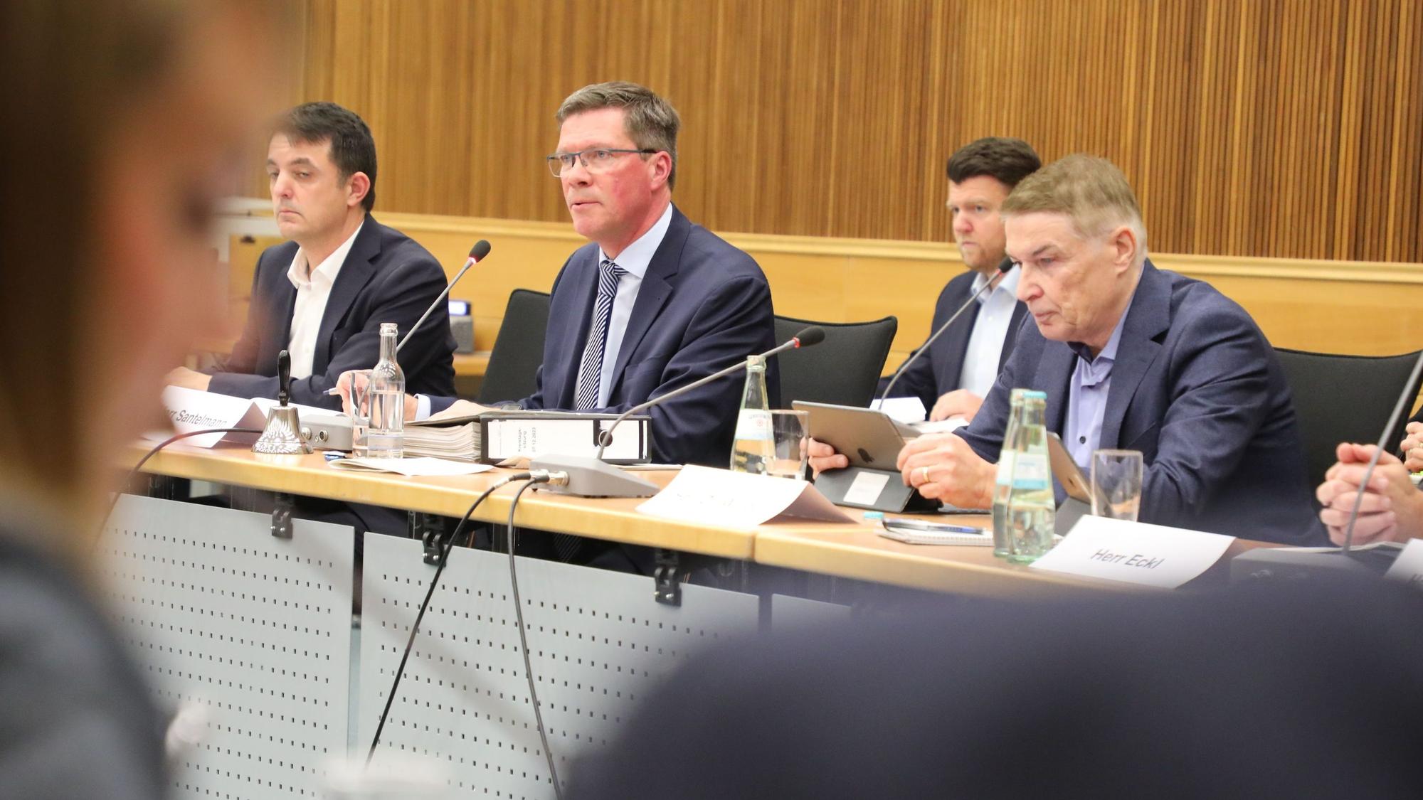 Landrat Stephan Santelmann und Kreisdirektor Dr. Erik Werdel sitzen Anfang Dezember 2023 in der Kreistagssitzung im Kreishaus des Rheinisch-Bergischen Kreises.