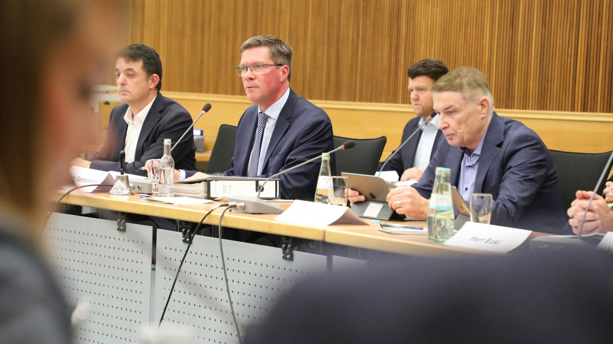 Landrat Stephan Santelmann und Kreisdirektor Dr. Erik Werdel sitzen Anfang Dezember 2023 in der Kreistagssitzung im Kreishaus des Rheinisch-Bergischen Kreises.