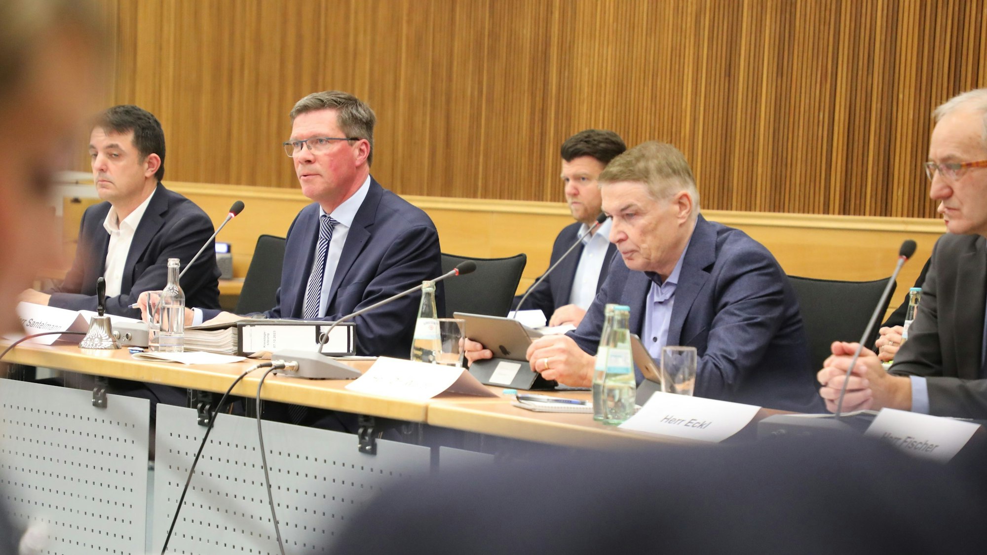 Verwaltungsmitarbeiter der Kreisverwaltung des Rheinisch-Bergischen Kreises sitzen auf dem Podium der Kreistagssitzung am 7. Dezember 2023 im Kreishaus des Rheinisch-Bergischen Kreises am Rübezahlwald in Bergisch Gladbach.