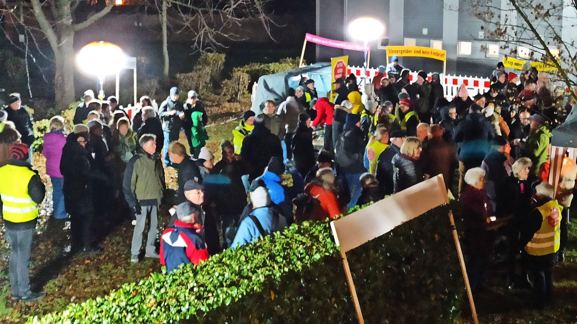 8. Dezember 2023. Alfter-Oedekoven. Rund 200 Bürgerinnen und Bürger protestierten gegen die Grundsteuererhöhung vor der Ratssitzung in Alfter.