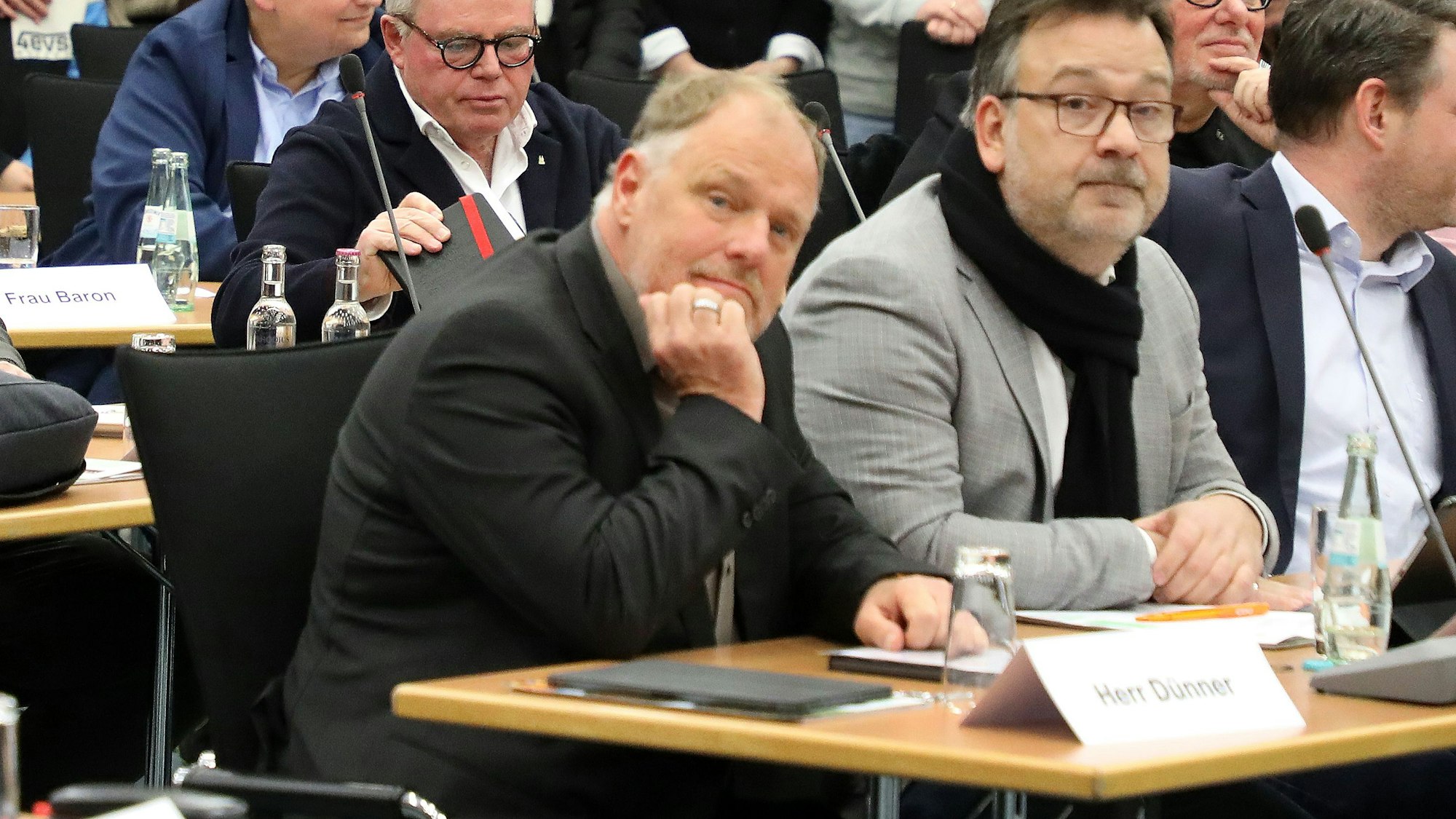 CDU-Politiker Johannes Dünner sitzt mit Fraktionskollegen in einer Kreistagssitzung am Tisch.
