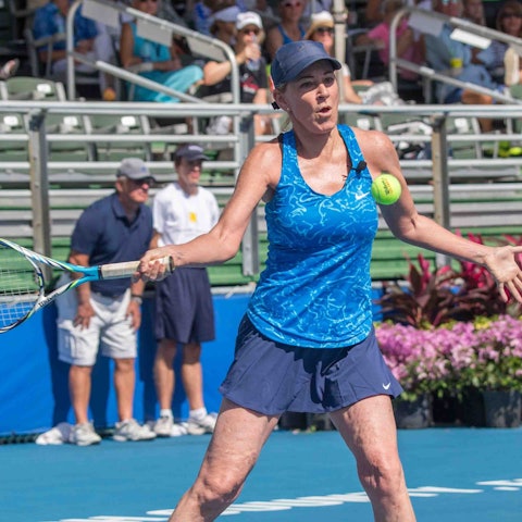 Die ehemalige US-Tennisspielerin Chris Evert spielt einen Ball im Delray Beach Stadion und Tennis Center in Florida (USA) bei einem Benefiz-Tennis-Match.