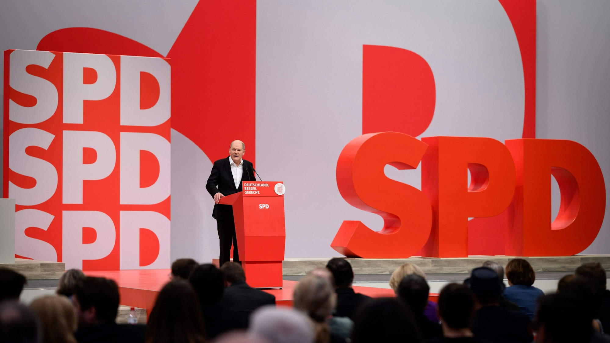 Bundeskanzler Olaf Scholz (SPD) spricht beim ordentlichen Bundesparteitag der SPD.