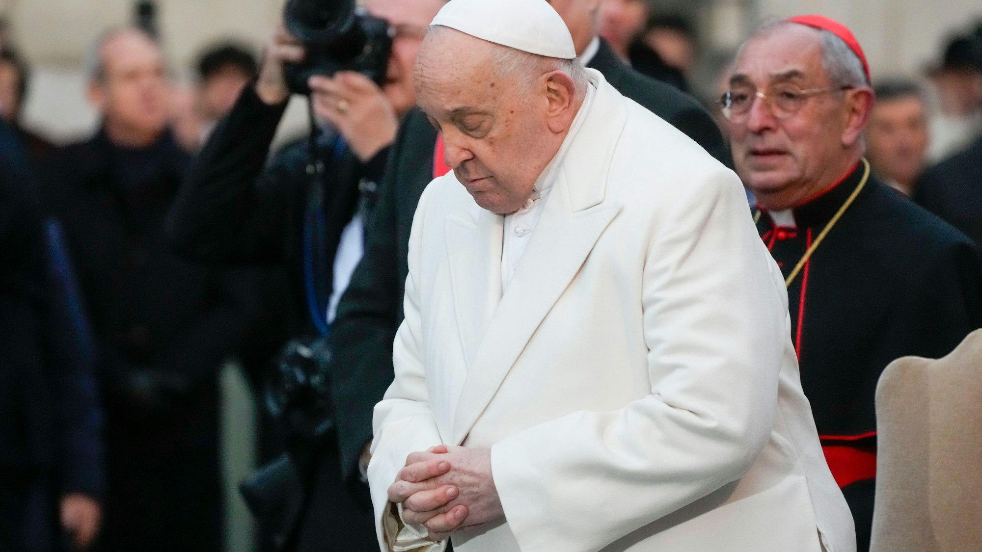 Papst Franziskus (M) betet mit Angelo De Donatis (r), Generalvikar der Diözese Rom, während seines jährlichen Weihnachtsbesuchs zur Verehrung einer Marienstatue in der Nähe der Spanischen Treppe.