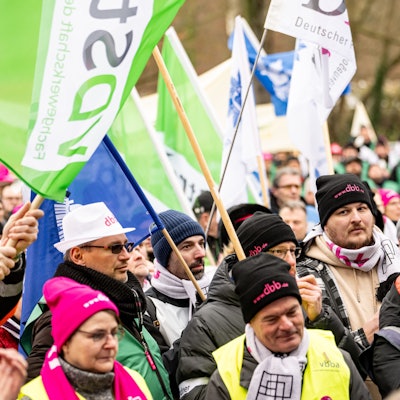 Beschäftigte im öffentlichen Dienst hatten in den vergangenen Wochen mehrfach für bessere Arbeitsbedingungen gestreikt. Auch die GDL hatte sich solidarisiert.