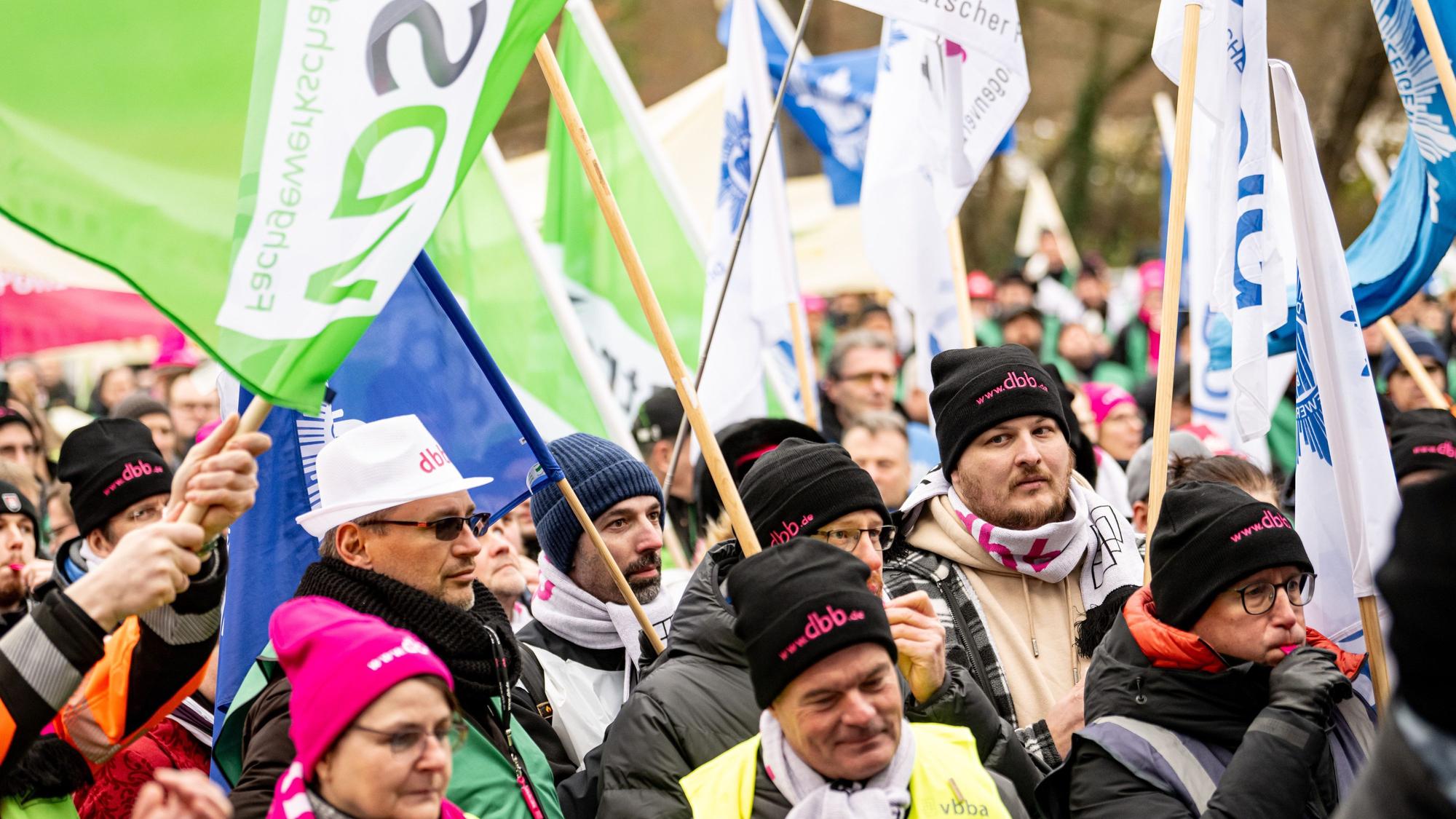 Beschäftigte im öffentlichen Dienst hatten in den vergangenen Wochen mehrfach für bessere Arbeitsbedingungen gestreikt. Auch die GDL hatte sich solidarisiert.