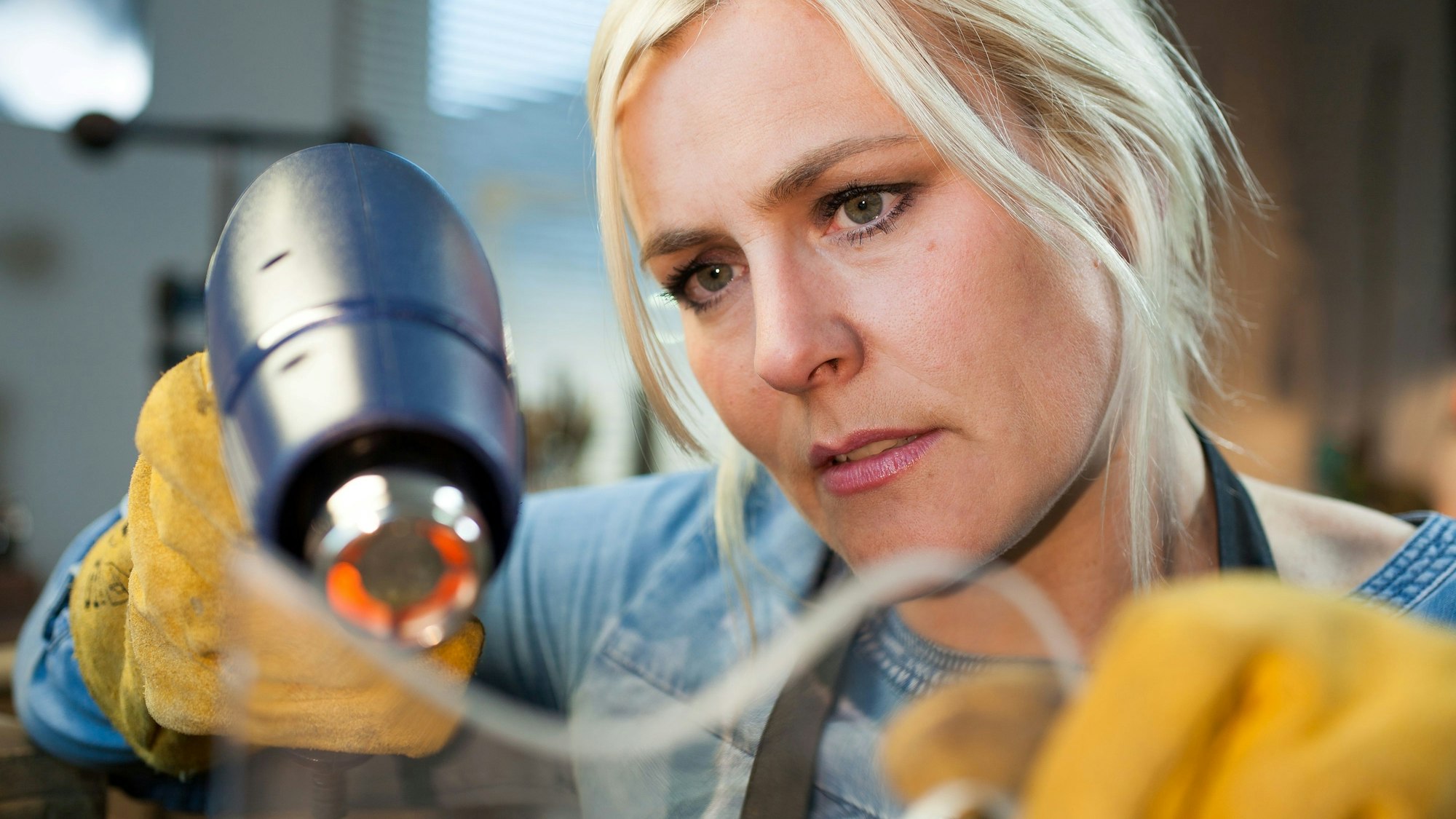 Verena Metzen aus Bad Münstereifel bei der Schmuckherstellung